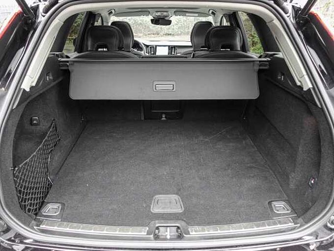 Volvo XC60 Plus Dark Recharge Plug-In Hybrid AWD T6 Twin Engine EU6d StandHZG AHK digi Plus Dark Recharge Plug-In Hybrid AWD T6 Twin Engine EU6d StandHZG AHK digitales