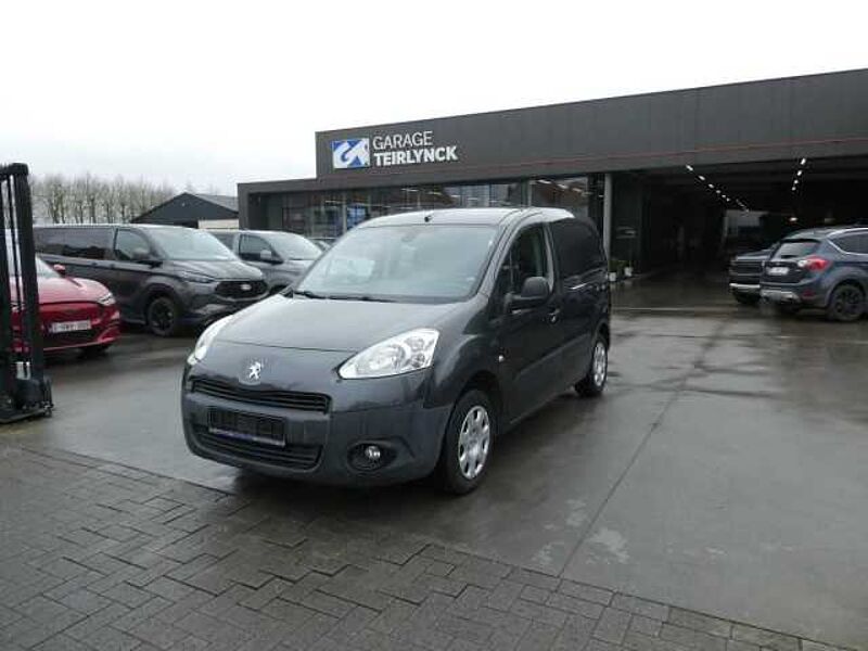Peugeot Partner 1.6 HDi 90pk Automaat 3pl Lichte vracht Trekhaak '15 145000km (06538) in 8790 Waregem Peugeot Partner 1.6 HDi 90pk Automaat 3pl Lichte vracht Trekhaak '15 145000km (06538)