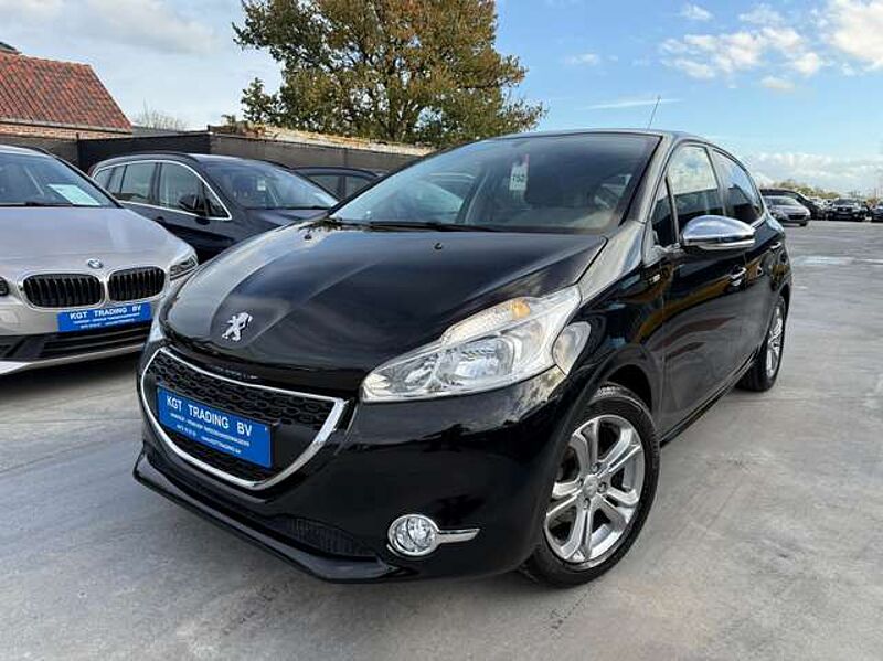 Peugeot 208 1.2i 82PK 5-DEURS NAVIGATIE PDC ALU BLUETOOTH A/C in 9400 Voorde-Ninove Peugeot 208 1.2i 82PK 5-DEURS NAVIGATIE PDC ALU BLUETOOTH A/C
