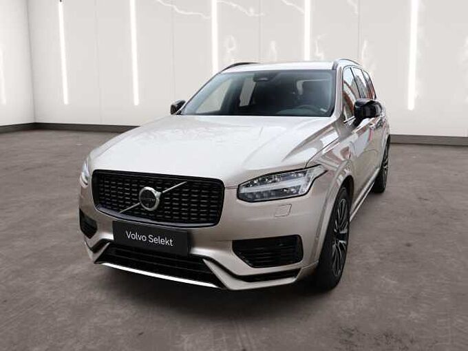 Volvo XC90 Recharge Plus, T8 AWD Plug-in hybrid, Elektrick&yacute; pohon/Benz&iacute;n, Dark, 7 Sedadla
