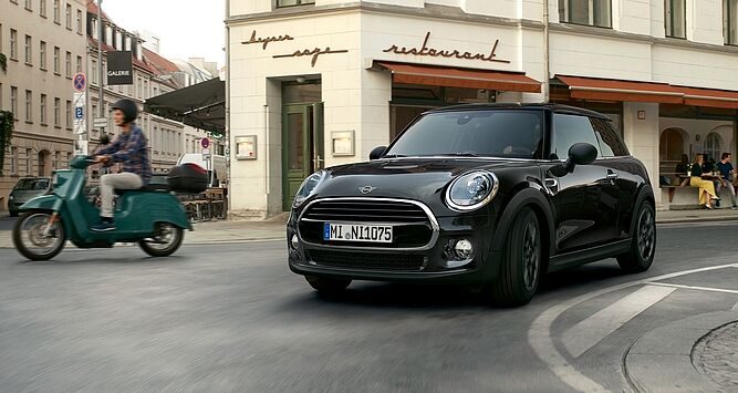 DER MINI ONE BLACKYARD 3-TÜRER.