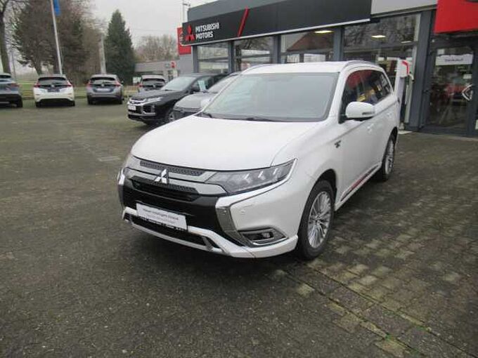 Mitsubishi Outlander 2.4 4WD Plug-In Hybrid Plus SHZ NAVI Kamera