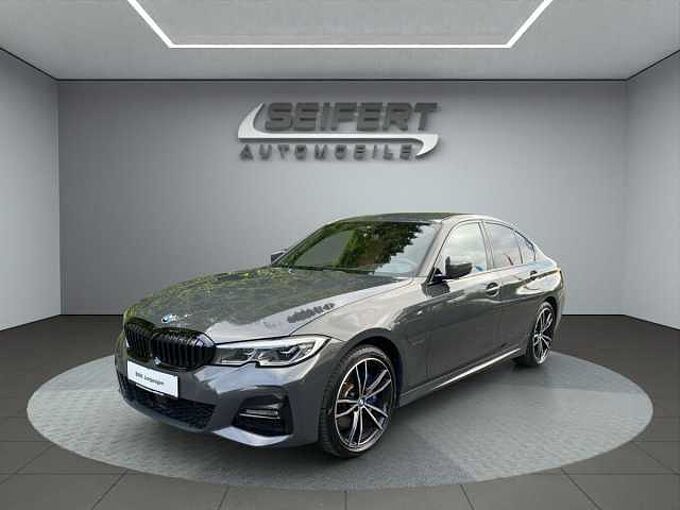 BMW 330e M-Sport I AHK SCHWENKBAR I LIVE COCKPIT I HIFI I LASERLICHT I HEAD-UP I SUR in 97616 Bad Neustadt BMW 330e M-Sport I AHK SCHWENKBAR I LIVE COCKPIT I HIFI I LASERLICHT I HEAD-UP I SUR