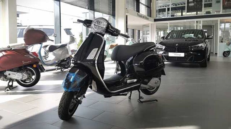 Vespa GTS Super Sport 125 *schwarz*, 23