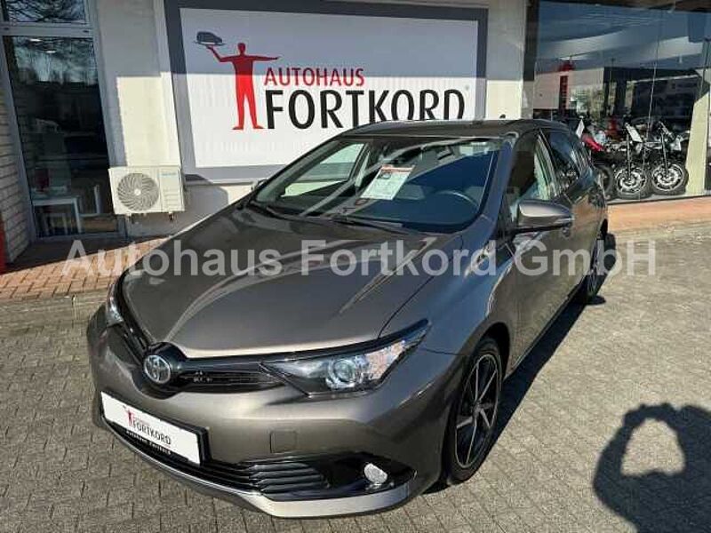 Toyota Auris 1.2 Turbo Team Deutschland - Keyfree, CAM, SHZ, BT ... - in 33689 Bielefeld Toyota Auris 1.2 Turbo Team Deutschland - Keyfree, CAM, SHZ, BT ... -